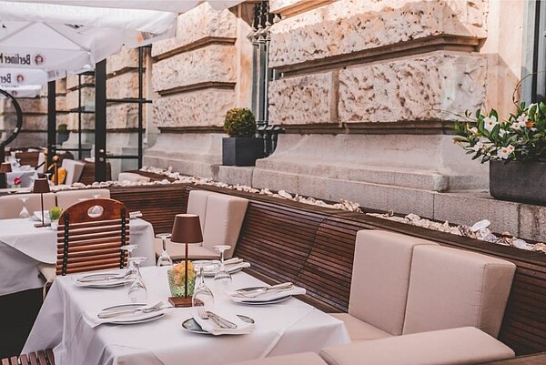 Moderne Terrasse mit bestem Service im Restaurant Austernbank